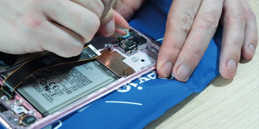 Mann repariert mit Selfrepairset ein Samsung Galaxy S20 5G