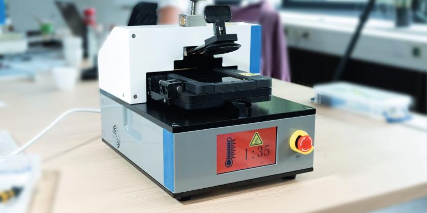 Mann repariert Apple iPhone mit Selbst Repair Set