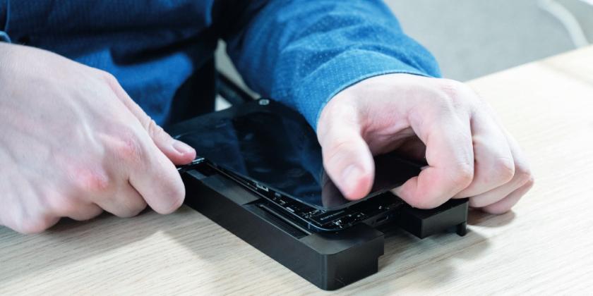 Mann repariert Apple iPhone mit Selbst Repair Set