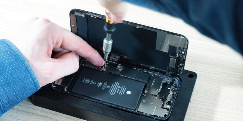 Mann repariert Apple iPhone mit Selbst Repair Set