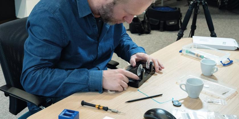 Mann repariert Apple iPhone mit Selbst Repair Set