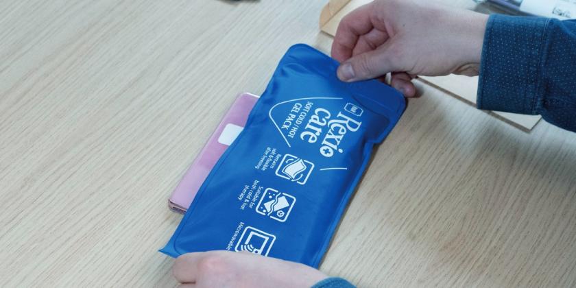 Mann repariert mit Selfrepairset ein Samsung Galaxy S20 5G