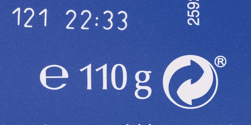 Lindt-Maitre-Chocolatier: Hinweis auf 110 Gramm Inhalt auf dem früheren Design. Weiße Schrift auf blauem Hintergrund.