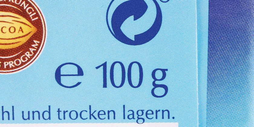 Lindt Maître Chocolatier: Die neue Verpackung enthält nur noch 100 Gramm. Grammangabe dunkelblau auf hellblauem Grund.