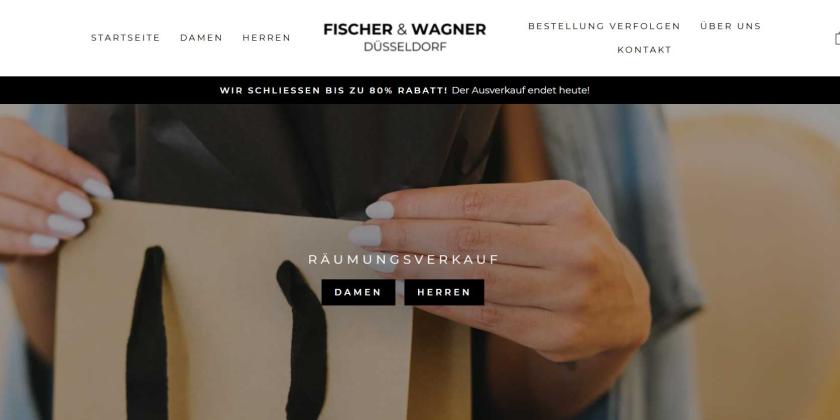 Screenshot der Seite fischerundwagner.de zeigt KI generiertes Foto von manikürten Frauenhänden, die ein eine edel gestaltete Einkautstasche halten