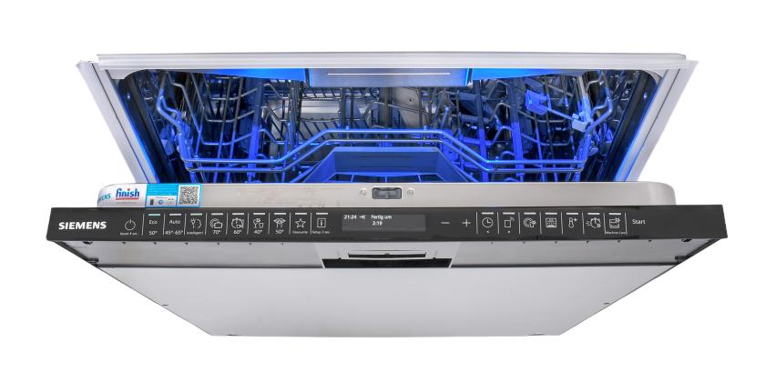 Geöffneter vollintegrierbarer Geschirrspüler, die Bedienelemente an der Oberseite der Tür sind bei geschlossenem Gerät nicht sichtbar.