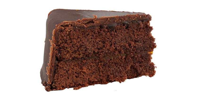 Sachertortenstück von der Seite vor weißem Hintergrund