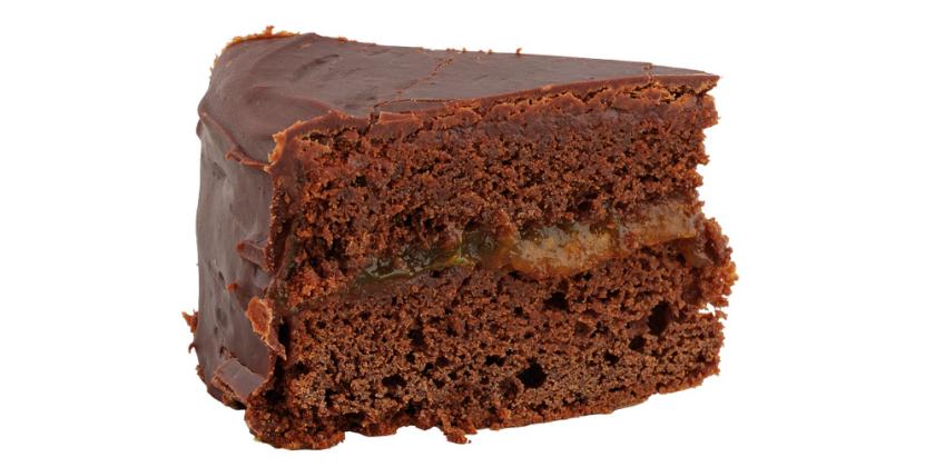 Sachertortenstück von der Seite vor weißem Hintergrund