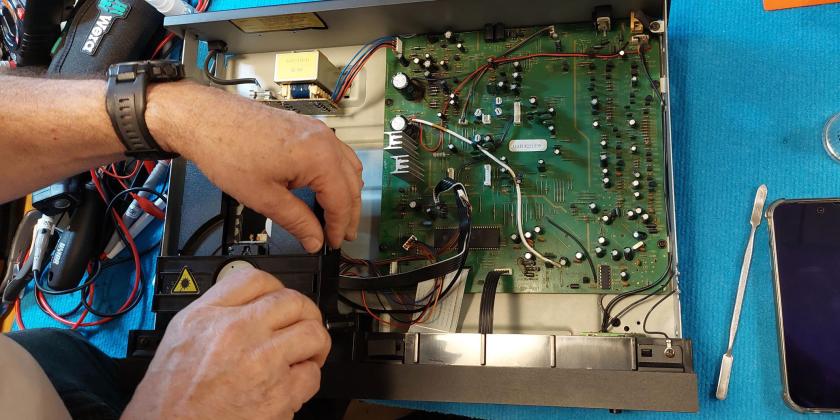 Aufgeschraubter CD-Player