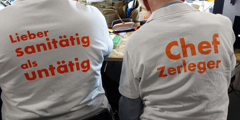 Individuell bedruckte T-Shirts, die die Repair-Team-Mitglieder im Einsatz tragen