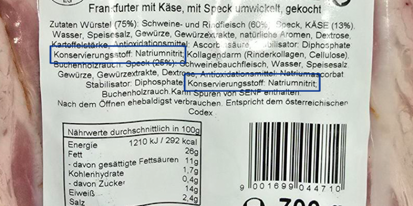 Zutatenliste eines Würstels mit 11 Prozent Käse. Blau hervorgehoben ist „Nitritpökelsalz" mit „Konservierungsstoff: Natriumnitrit".Zutatenliste eines Würstels mit 11 Prozent Käse. Blau hervorgehoben ist „Nitritpökelsalz" mit „Konservierungsstoff: Natriumnitrit".