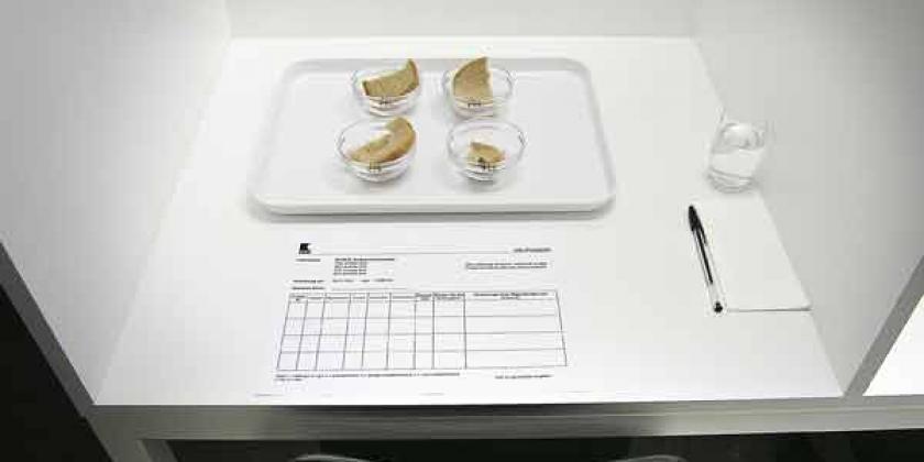 Brotbackmischungen im KONSUMENT-Test: So sieht die Koje der Tester aus (Bild: E.Würth/VKI)