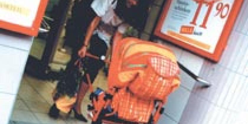 Frau Kinderwagen Supermarktausgang Frau Kinderwagen Supermarktausgang