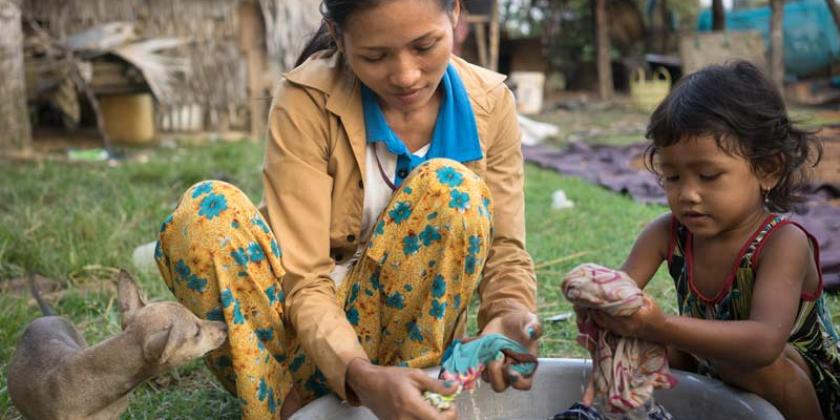 B Trikotherstellung Fußball-EM Textilarbeiterin 800px Bild 1 Than Mak macht regelmäßig Überstunden, um ihre Kinder ernähren zu können (Foto: ICRT)
