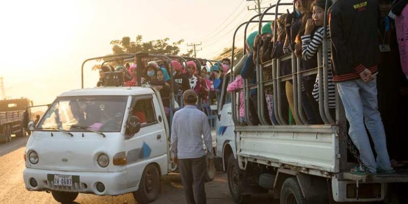 B Trikotherstellung Fußball-EM Textilarbeiterin 800px Bild 2 Kambodschanische Textilarbeiterinnen auf dem Weg zur Arbeit (Foto: ICRT)