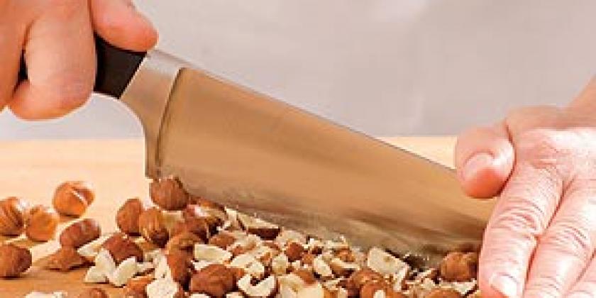 Kochmesser Hacken Nüsse Brett Messer Hände