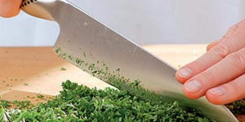 Kochmesser Wiegen Petersilie Brett Messer Hände