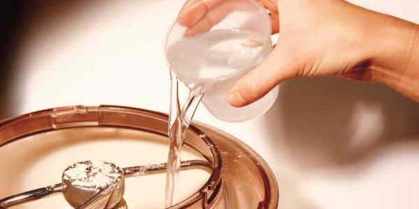 Brotbackmischungen im KONSUMENT-Test: Wasser zugeben (Bild: E.Würth/VKI)