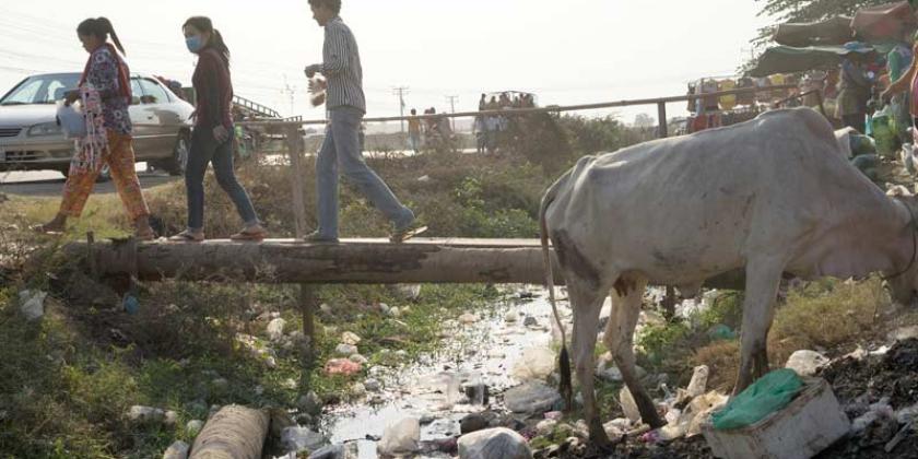 B Trikotherstellung Fußball-EM Textilarbeiterin 800px Bild 3 Die unmittelbare Umgebung der Textilfabrik ist mit Müll übersät (Foto: ICRT)