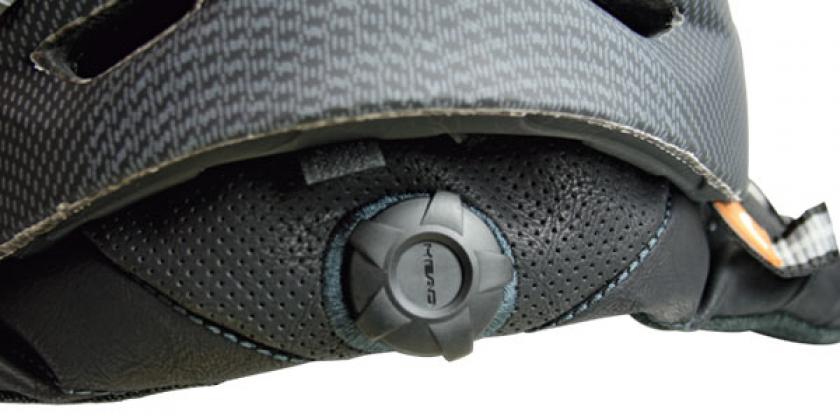 Skihelme im KONSUMENT-Test: achten Sie auf die Kopfbandverstellung (Bild: E.Würth/VKI)