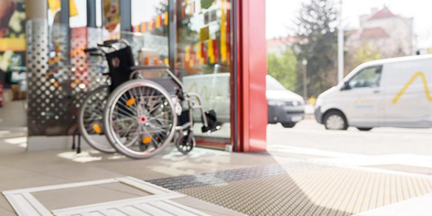 Eingang ohne Stufen und ein Leitsystem (Foto: REWE)