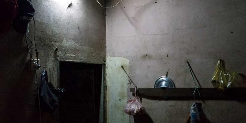 B Trikotherstellung Fußball-EM Textilarbeiterin 800px Bild 5 Die wenigen Habseligkeiten der Arbeiterinnen hängen an der Wand (Foto: ICRT)