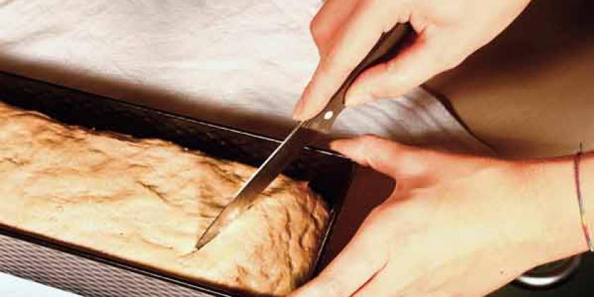 Brotbackmischungen im KONSUMENT-Test: Oberfläche einschneiden (Bild: E.Würth/VKI)
