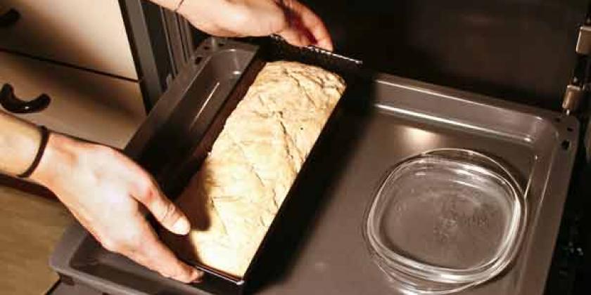 Brotbackmischungen im KONSUMENT-Test: Form ins Backrohr stellen (Bild: E.Würth/VKI)
