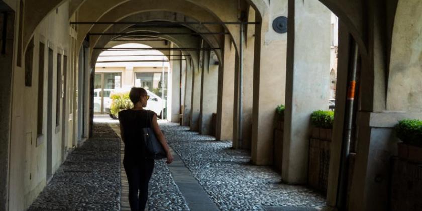 Person in Arkaden farbig  (Foto: Müller/VKI)