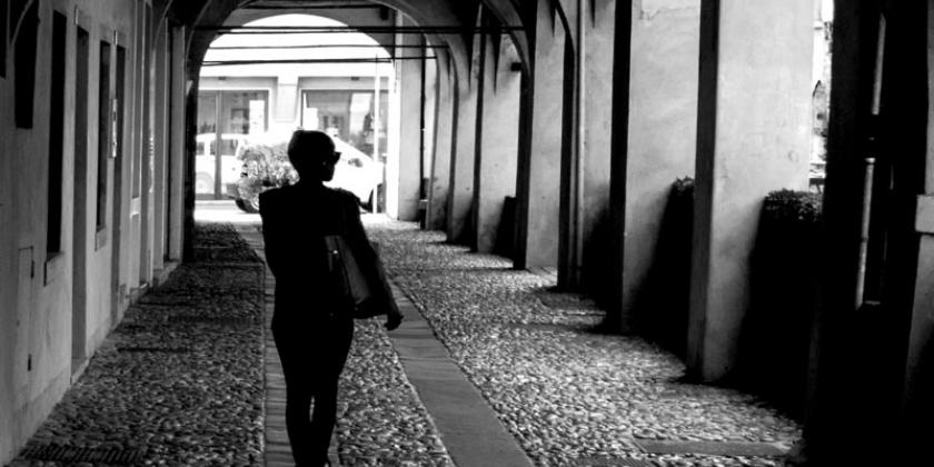 Person in Arkaden schwarz-weiß (Foto: Müller/VKI)