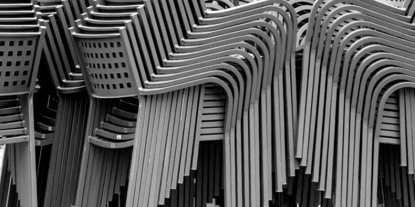 Stühle schwarz-weiß (Foto: Müller/VKI)