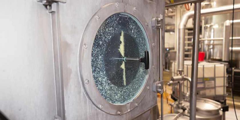 Buttererzeugung bei der NÖM: Die Maschine in der der Rahm geschlagen wird (Foto: Caro Müllner/VKI)