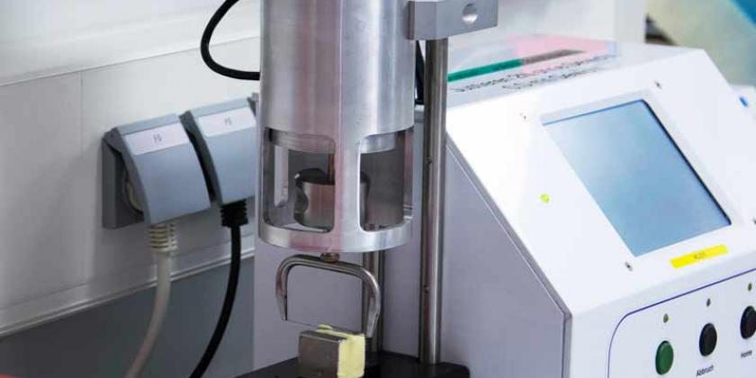 Buttererzeugung bei der NÖM: Butterhärte prüfen (Foto: Caro Müllner/VKI)