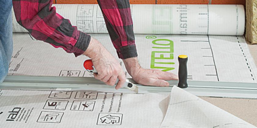 B Dachdämmstoffe 480px Dampfbremsfolien Dampfbremsfolien: Aufgedruckte Schablonen erleichtern den exakten Zuschnitt (Bild: Stiftung Warentest)