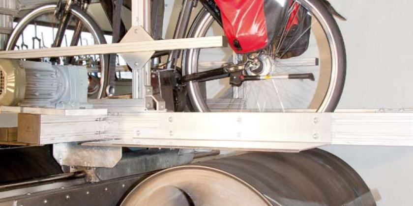 E-Bikes im KONSUMENT-Test: Dauerprüfung der Laufräder am Rollenprüfstand mit voller Beladung (Bild: Velotec/Stiftung Warentest)