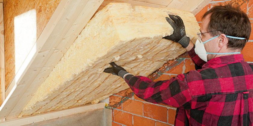 B Dachdämmstoffe 480px Exakter Zuschnitt Auf exakten Zuschnitt und Einbau kommt es an (Bild: Stiftung Warentest)
