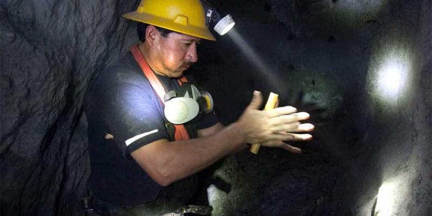 B Fairgold 04 SOTRAMI Goldschürfer-Kooperative 800px Goldmine SOTRAMI: Sie befindet sich auf 2.450m Seehöhe, die Schächte reichen bis zu 250m unter die Erde (Foto: fairgold.org/Eduardo Martino)