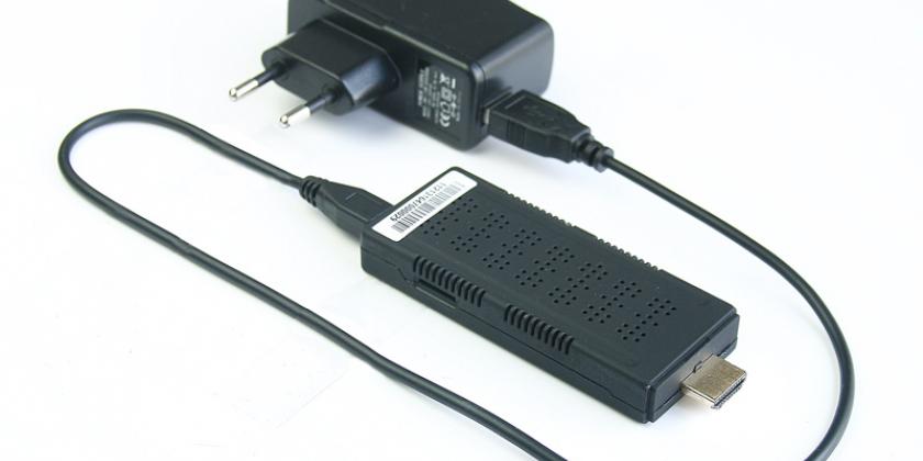 Fantec DroidTV C2: So wird das Gerät geliefert. Ein HDMI-Stick inklusive Stromstecker, einem USB-Anschluss und einem Micro SD-Karten Anschluss (Bild: VKI/E. Würth)