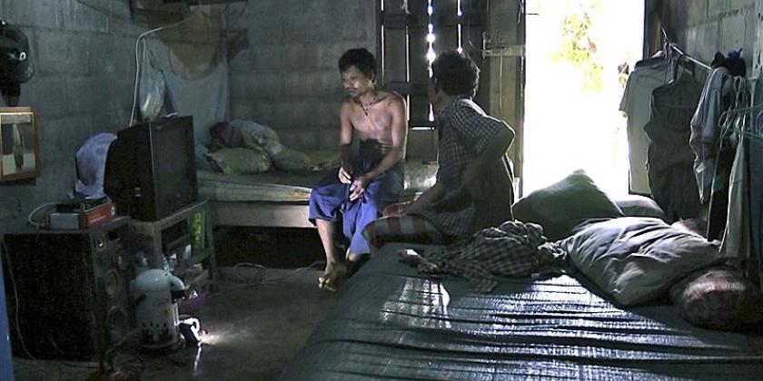 So sieht ein typischer Schlafraum für burmesische Wanderarbeiter in Thailand aus. (Bild: DanWatch)