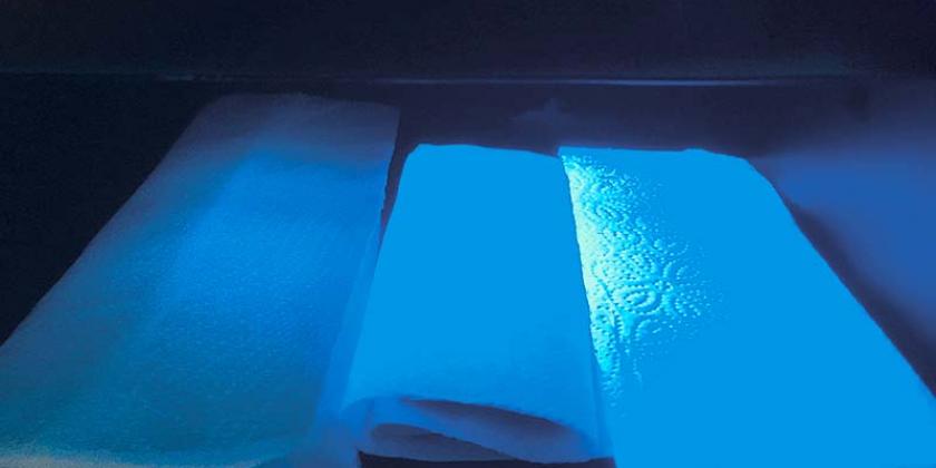 Küchenrollen im Test - Stauben des Papiers - Überprüft wurde, wie viele Fasern sich lösen, wenn man mit einer klebrigen Rolle über das Papier rollt (Foto: ICRT)(Bild:ICRT)