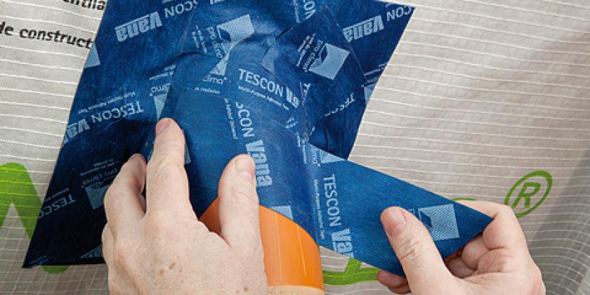 B Dachdämmstoffe 480px Klebeband Mit einem flexiblen Klebeband lässt sich auch eine Rohrdurchführung gut abdichten (Bild: Stiftung Warentest)