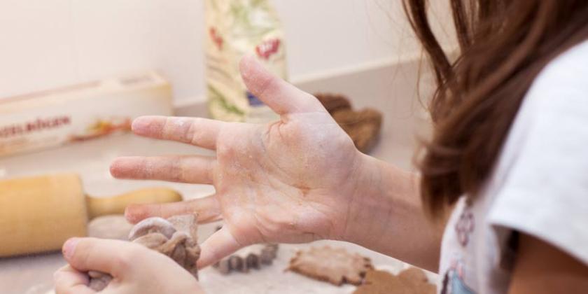 B 3 Lebkuchen Fertigteige klebrig 800px Lebkuchen-Fertigteige: Viele Teige sind sehr klebrig und brauchen viel Mehl  (Foto: Thörisch/VKI)