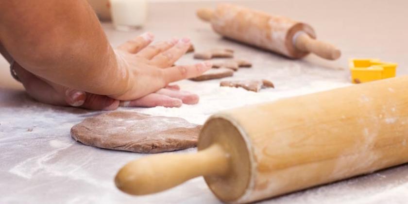 B 4 Lebkuchen Fertigteige Kraft 800px Lebkuchen-Fertigteige: Viele Teige brauchen auch viel Kraft um sie zu bearbeiten(Foto: Thörisch/VKI)