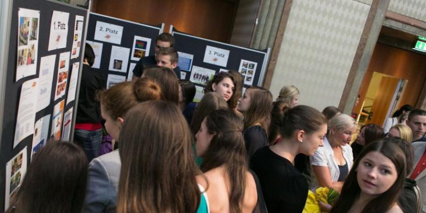 Plakatwände mit den Gewinnerprojekten (Bild: Martina Draper)