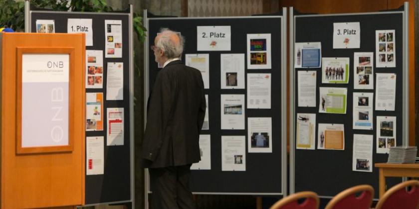 Plakatwand mit Lehrperson (Bild: Martina Draper)