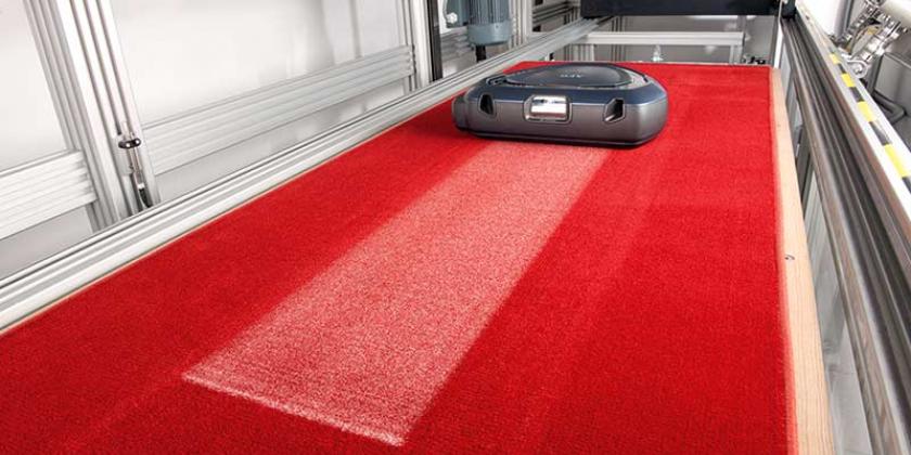 B Saugroboter Praxistest 2 800px Staub Praxistest Saugroboter: Staubaufnahme (Foto: Ralph Kaiser/Stiftung Warentest)