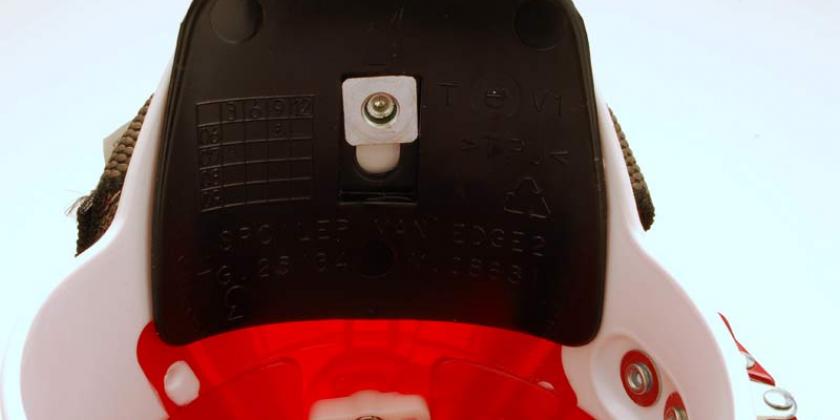 B Skischuh Schischuh 12 800px Spoiler innen Verstellschraube des Spoilers (Bild: Karl Schreiner/VKI)