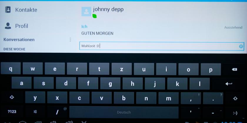 Über Skype ist es möglich, bequem vor einem großem Bildschirm mit seinen Lieben zu chatten. (Bild: VKI/E. Würth)