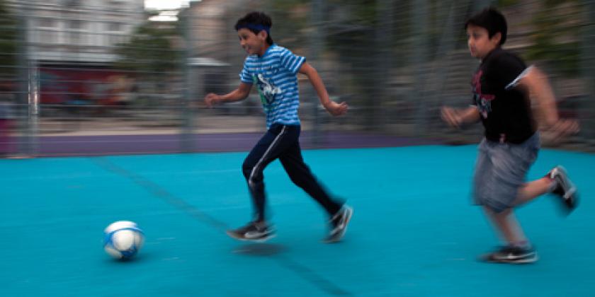 Der Blitz eigenet sich dazu eine bewegte Szenerie gleichsam einzufrieren (Bild: Wenzel Müller)
