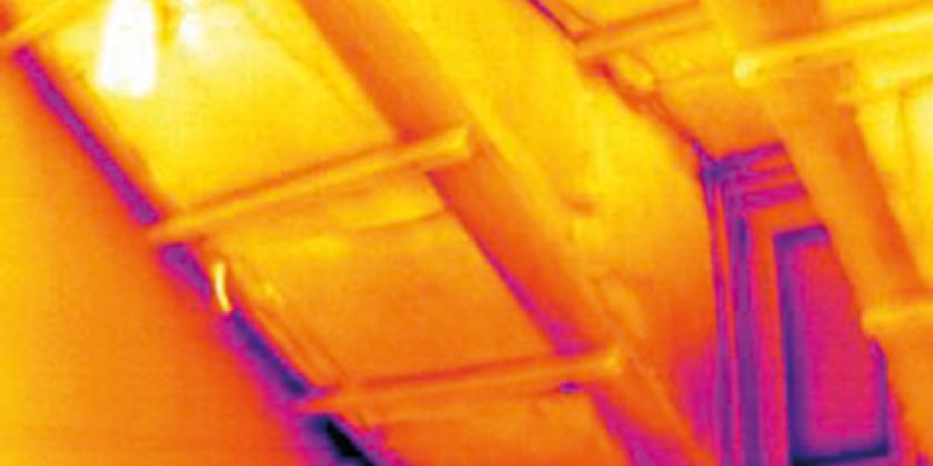 B Dachdämmstoffe 480px Thermographie Die Thermografie legt alle Lücken bloß, durch die Wärme verloren geht. Sie stellt diese – kühlen – Bereiche in dunkelvioletter Farbe dar.  (Bild: Stiftung Warentest)